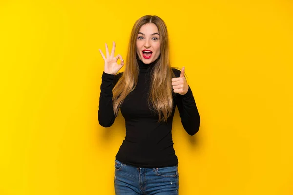 Jovem Mulher Bonita Sobre Fundo Amarelo Mostrando Sinal Com Dando — Fotografia de Stock