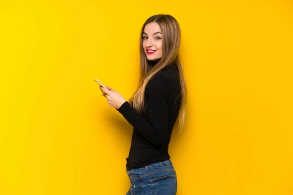 Νεαρή Όμορφη Γυναίκα Κίτρινο Φόντο Στέλνοντας Ένα Μήνυμα Κινητό — Φωτογραφία Αρχείου