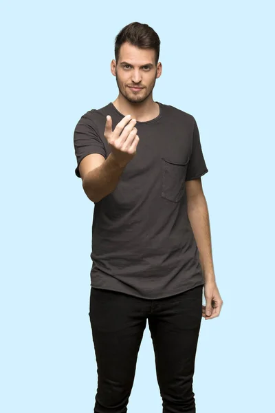 Hombre Con Camisa Negra Invitando Venir Con Mano Feliz Que —  Fotos de Stock