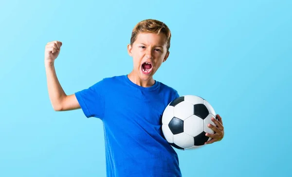 Rapaz Sortudo Jogando Futebol — Fotografia de Stock