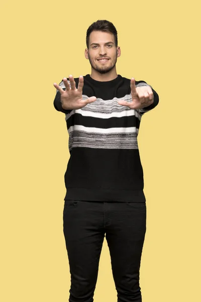Yakışıklı Adam Yedi Parmak Ile Sarı Arka Plan Üzerinde Sayma — Stok fotoğraf