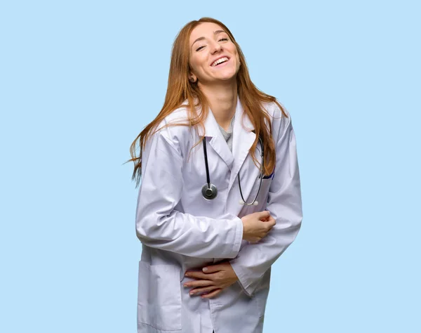 Ruiva Médico Mulher Sorrindo Muito Colocar Mãos Peito Fundo Azul — Fotografia de Stock