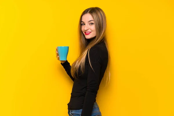 Mladá Krásná Žena Žlutém Pozadí Držící Šálek Horké Kávy — Stock fotografie