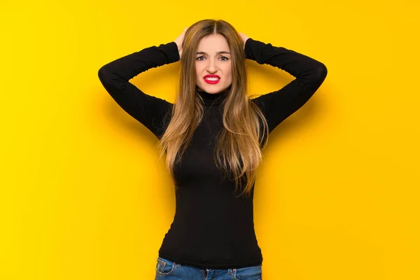 Junge Hübsche Frau Auf Gelbem Hintergrund Nimmt Hände Auf Den — Stockfoto