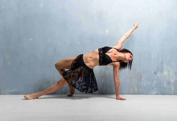 Ballerina Dancing Grunge Wall Background — Stock Photo, Image