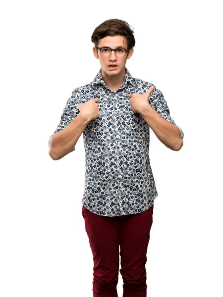 Подросток Цветочной Рубашке Очках Неожиданным Выражением Лица Изолированном Белом Фоне — стоковое фото