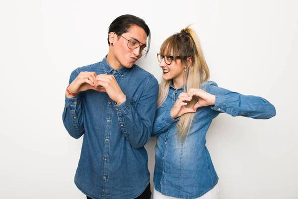 Casal Jovem Com Óculos Fazendo Símbolo Coração Por Mãos — Fotografia de Stock