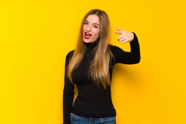 Jovem Mulher Bonita Sobre Fundo Amarelo Frustrado Por Uma Situação — Fotografia de Stock