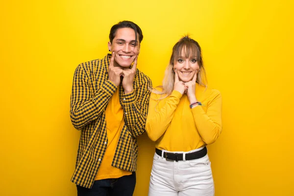 Junges Paar Auf Leuchtend Gelbem Hintergrund Mit Fröhlichem Und Angenehmem — Stockfoto