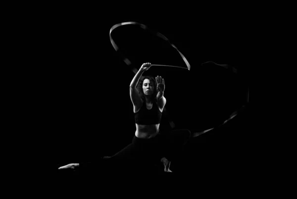 Γυναίκα Κάνει Ρυθμική Γυμναστική Κορδέλα Μαύρο Φόντο — Φωτογραφία Αρχείου