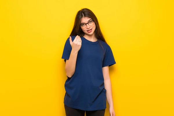 Young Woman Glasses Yellow Wall Inviting Come Hand Happy You — Stock Photo, Image