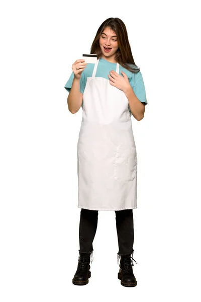 Повнометражний Знімок Дівчини Фартухом Тримає Кредитну Картку Здивований Ізольованому Білому — стокове фото