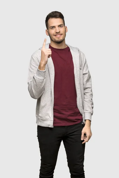 Man Met Sweatshirt Tonen Een Vinger Teken Van Beste Grijze — Stockfoto