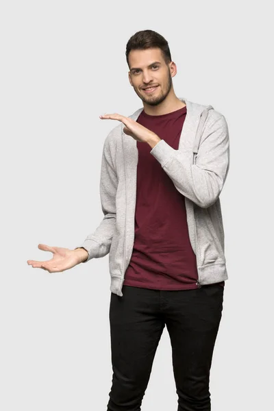 Mannen Med Sweatshirt Holding Copyspace Att Sätta Annons Grå Bakgrund — Stockfoto