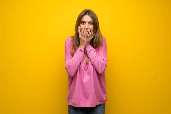 Vrouw Met Roze Trui Gele Muur Met Verrassing Gelaatsuitdrukking — Stockfoto