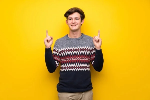 Чоловік Підліток Над Жовтою Стіною Вказує Індексний Палець Чудова Ідея — стокове фото
