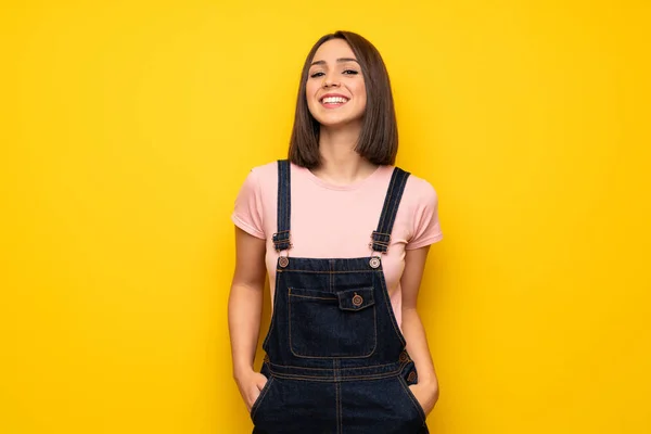 Junge Frau Über Gelbe Wand Lächelt Viel — Stockfoto
