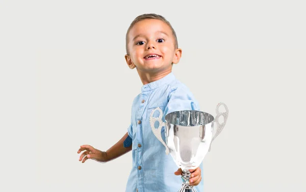 Ragazzino Con Mano Trofeo — Foto Stock