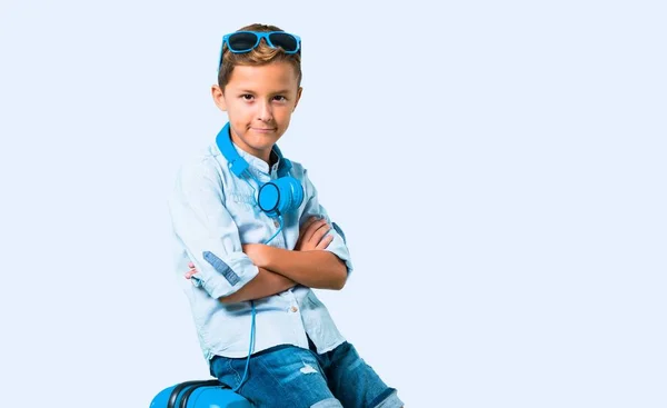 Boy Sunglasses Headphones Traveling His Suitcase His Arms Crossed Blue — Stock Photo, Image