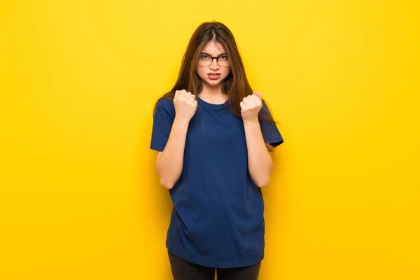 Mujer Joven Con Gafas Sobre Pared Amarilla Frustrada Por Una — Foto de Stock