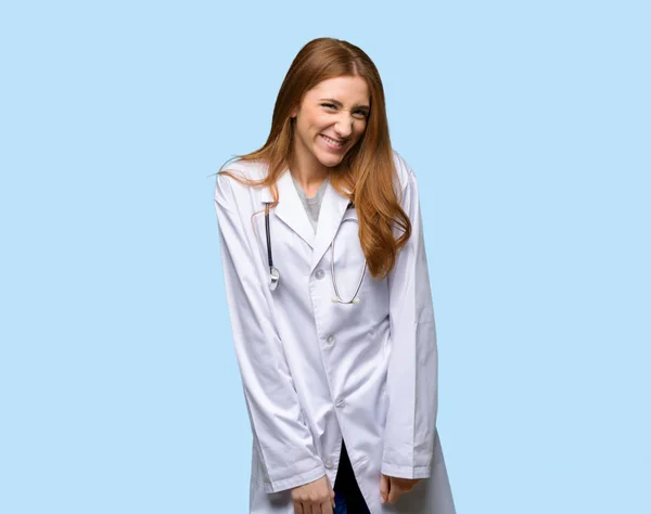 Ruiva Médico Mulher Feliz Sorrindo Fundo Azul Isolado — Fotografia de Stock