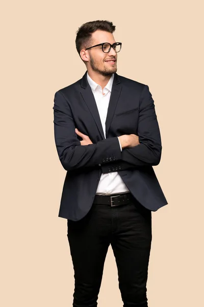 Schöner Geschäftsmann Mit Brille Und Einem Lächeln Über Ockerfarbenem Hintergrund — Stockfoto