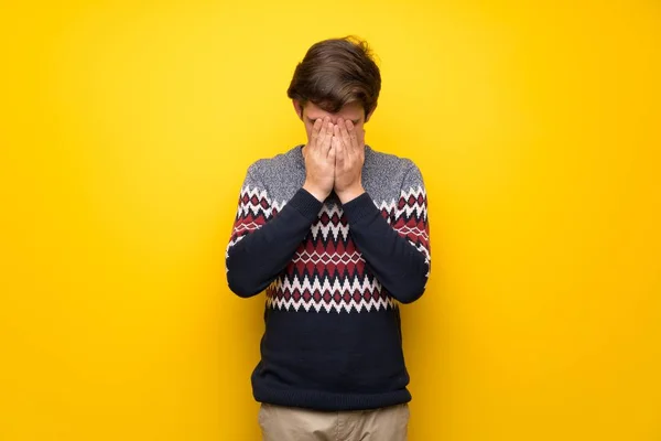 Adolescente Uomo Sopra Muro Giallo Con Espressione Stanca Malata — Foto Stock