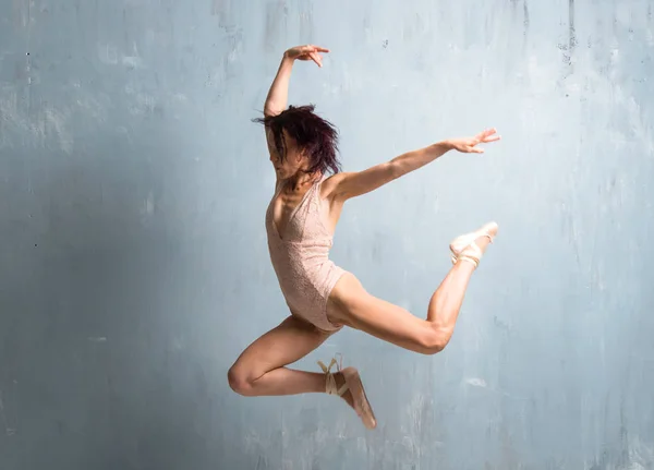 Ballerina Tanzt Auf Grunge Wand Hintergrund — Stockfoto