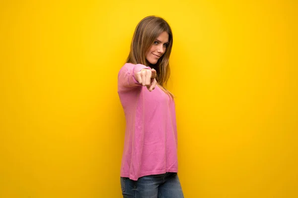 Donna Con Maglione Rosa Sulla Parete Gialla Punta Dito Contro — Foto Stock