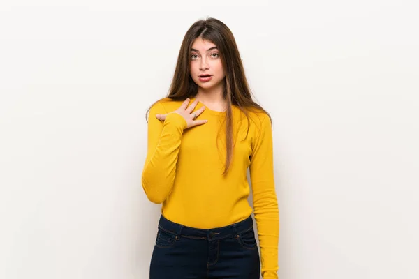 Young Woman Yellow Sweater Surprised Shocked While Looking Right — Stock Photo, Image