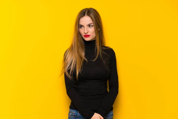 Joven Bonita Mujer Sobre Amarillo Fondo Sentirse Molesto — Foto de Stock