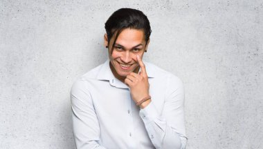 Yakışıklı adam dokulu duvar arka plan ön bakıyor