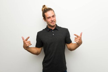 Beyaz duvar kibirli ve kendini beğenmiş üzerinde uzun saçlı sarışın adam kendini kavram seviyorum