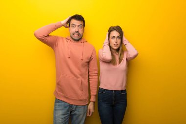 Çünkü bir grup Sarı zemin üzerine iki insan kafasına el alır migren vardır