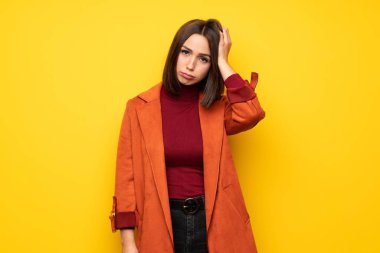 Hayal kırıklığı ve anlayış değil bir ifade ile montlu genç kadın