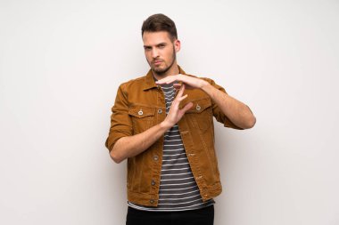 Yakışıklı adam beyaz duvar saat hareketi yapma