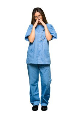 Tam vücut çok ağız kapsayan süre gülümseyen genç hemşire