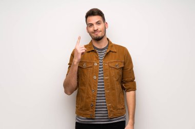 Beyaz duvar harika bir fikir işaret parmağı ile işaret yakışıklı adam