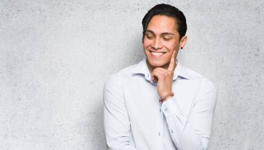 Dokulu duvar arka plan bakarken yakışıklı adam bir fikir düşünme