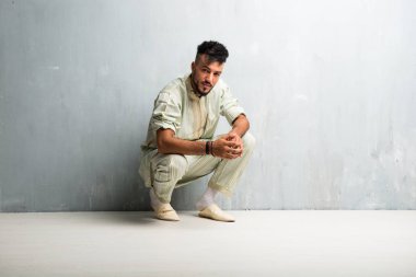 Tipik Arap kıyafetleri giyen Arap genç adam.