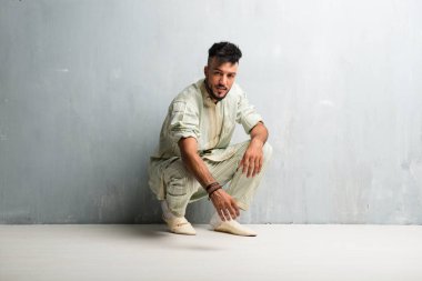 Tipik Arap kıyafetleri giyen Arap genç adam.