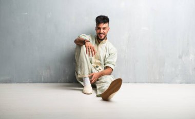 Tipik Arap kıyafetleri giyen Arap genç adam.