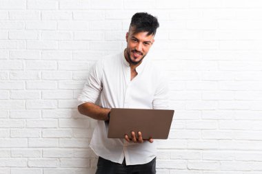 Dizüstü bilgisayar ile Arapça genç adam