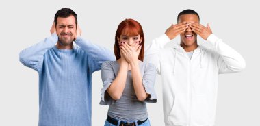 Her iki kulak elleriyle kapsayan üç arkadaş grubu