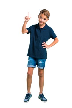 Küçük çocuk sayım sayı bir tam vücut beyaz arka plan üzerinde oturum