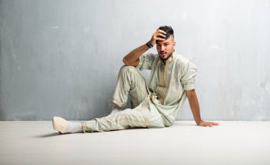 Tipik Arap kıyafetleri giyen Arap genç adam.