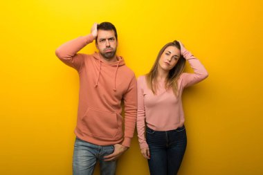 Hayal kırıklığı ve anlayış değil bir ifade ile sarı zemin üzerine iki kişilik grup