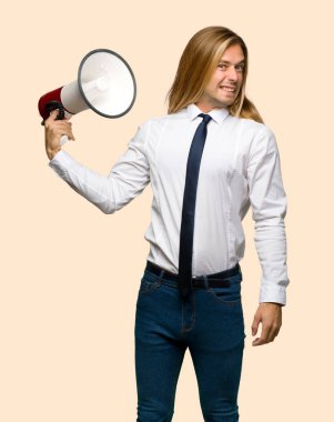 Bir sürü gürültü izole arka plan üzerinde yapar bir megafon alarak uzun saçlı sarışın iş adamı