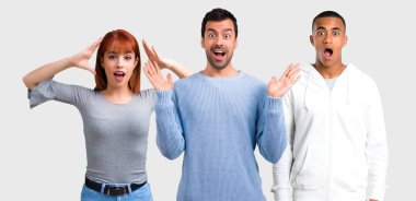 Sürpriz ve şok yüz ifadesi ile üç arkadaş grubu