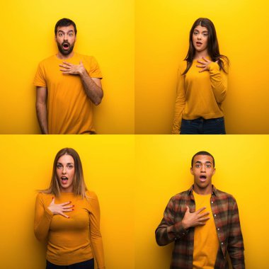 Bir grup insan şaşırdı ve şaşırdı.